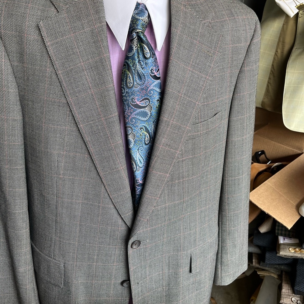 Ralph Lauren 2-button suit in excellent condition, size 44l long, grey wool.